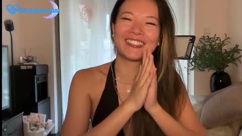 Snapshot of lunalovesuuuuu chatting on 03/31/26, 12:45 Luna online show from 03/31/26, 12:45