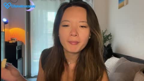 Snapshot of lunalovesuuuuu chatting on 04/01/26, 01:28 Luna online show from 04/01/26, 01:28