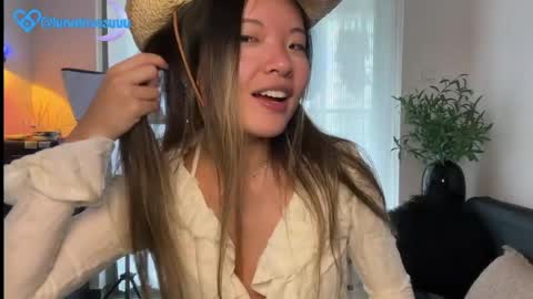 Snapshot of lunalovesuuuuu chatting on 04/15/26, 01:34 Luna online show from 04/15/26, 01:34