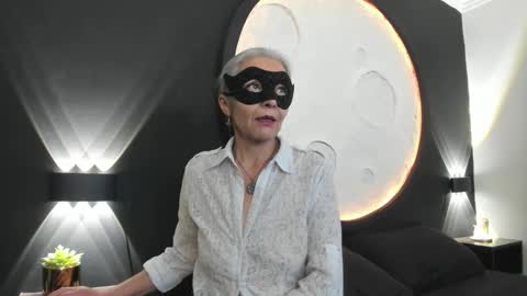 lunamisteriosa_ online show from 02/05/26, 11:48