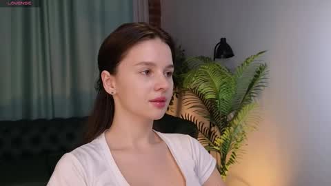 lunaolivia_ online show from 11/07/25, 01:22