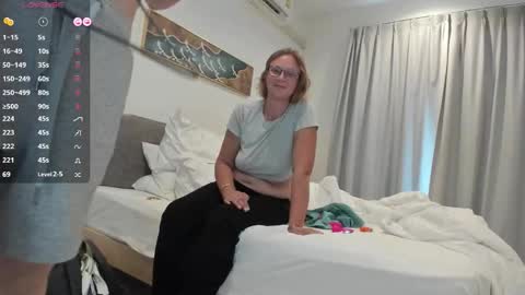 Snapshot of lunapearl__ chatting on 10/29/25, 06:59 LunaPearl online show from 10/29/25, 06:59