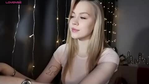 lunapeony online show from 12/17/25, 05:57