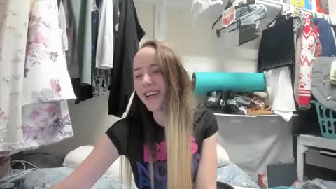 lunapixie2020 online show from 12/05/24, 07:05