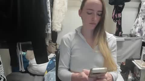 lunapixie2020 online show from 12/17/24, 02:23