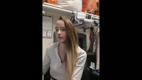 lunapixie2020 online show from 02/06/25, 04:21