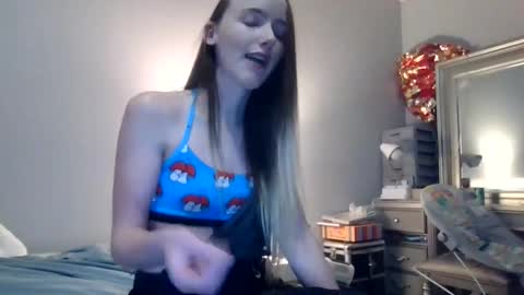 lunapixie2020 online show from 02/15/25, 09:15