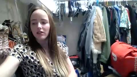 lunapixie2020 online show from 10/28/25, 06:54