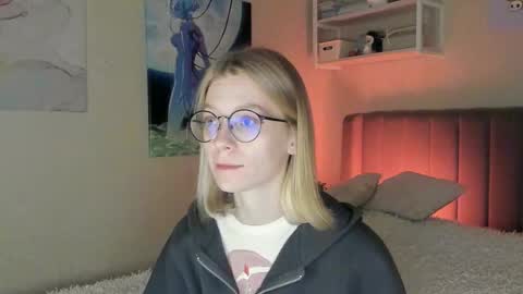 Snapshot of lunar_sofia chatting on 10/29/25, 04:31 Sofia online show from 10/29/25, 04:31