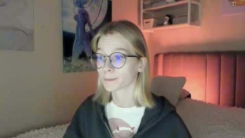 Snapshot of lunar_sofia chatting on 10/30/25, 09:55 Sofia online show from 10/30/25, 09:55