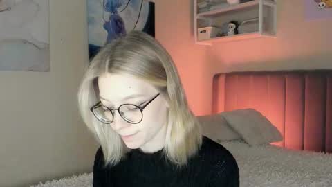 Snapshot of lunar_sofia chatting on 11/09/25, 01:09 Sofia online show from 11/09/25, 01:09