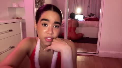 Snapshot of lunaravixen chatting on 12/17/25, 11:55 Luna online show from 12/17/25, 11:55