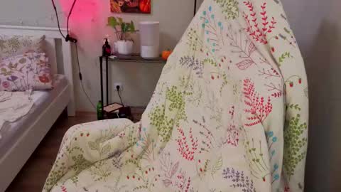 Kate online show from 11/19/25, 01:22