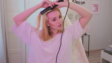 Snapshot of lunatale chatting on 02/03/26, 09:58 Kate online show from 02/03/26, 09:58