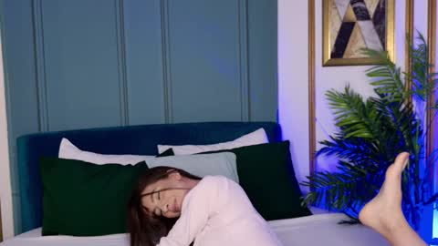 Luna online show from 12/17/25, 04:51