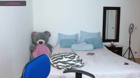 lunayois02 online show from 01/24/25, 01:45