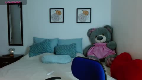 lunayois02 online show from 10/06/25, 09:40