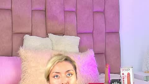 lunitadiva online show from 11/28/25, 02:42