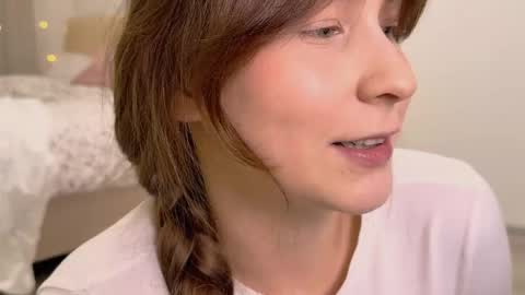 Snapshot of lunoria chatting on 12/18/25, 11:00 lunoria online show from 12/18/25, 11:00