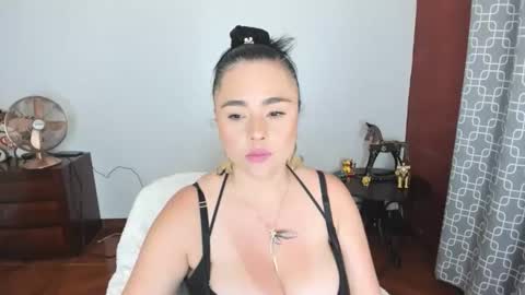 Snapshot of luscious86 chatting on 05/25/26, 10:49 PAULINA online show from 05/25/26, 10:49
