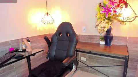 Snapshot of lussiewillow chatting on 09/29/25, 11:59 Lussie online show from 09/29/25, 11:59