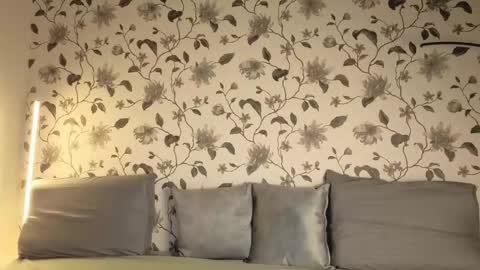 Aura online show from 12/22/25, 04:42