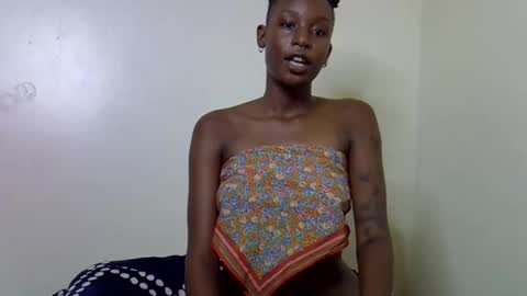lutino_lovebirds online show from 05/16/26, 02:05
