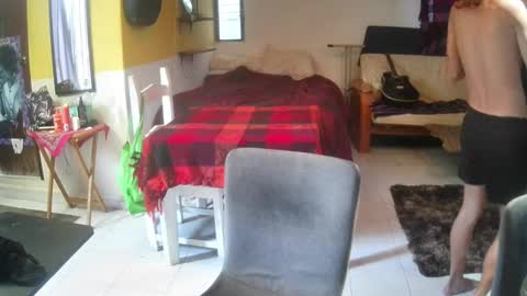 Snapshot of lux_uri chatting on 11/23/25, 10:20 James online show from 11/23/25, 10:20