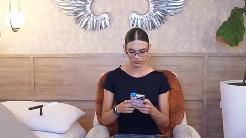 Snapshot of luxa_velvett chatting on 03/04/26, 12:33 Luxa online show from 03/04/26, 12:33