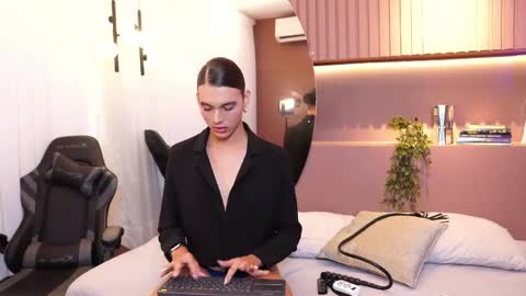 Snapshot of luxa_velvett chatting on 03/20/26, 01:16 Luxa online show from 03/20/26, 01:16