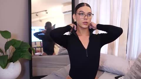 Snapshot of luxa_velvett chatting on 04/07/26, 12:49 Luxa online show from 04/07/26, 12:49