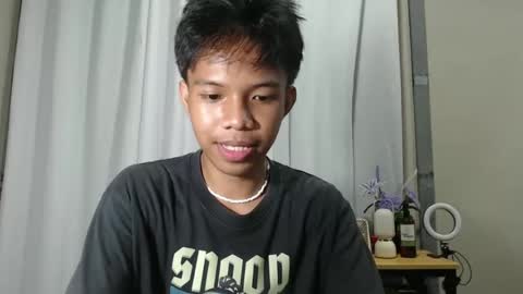 Snapshot of luxirfy_xx chatting on 11/30/25, 04:44 luxirfy online show from 11/30/25, 04:44