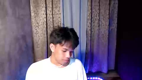 Snapshot of luxirfy_xx chatting on 12/17/25, 03:51 luxirfy online show from 12/17/25, 03:51