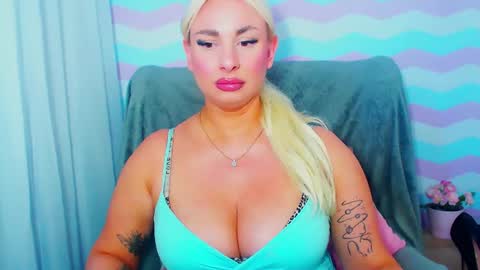 Snapshot of luxuriaaa chatting on 06/22/26, 05:54 Luxuriaa online show from 06/22/26, 05:54