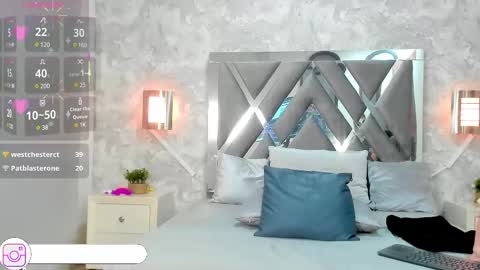 Snapshot of luxury_woman_ chatting on 02/23/25, 01:35 online show from 02/23/25, 01:35