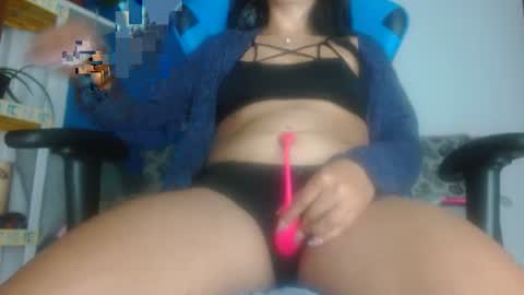 Snapshot of luzzy_cam chatting on 06/14/26, 12:19 luzzy I hope your visit and that we manage to get very hot online show from 06/14/26, 12:19