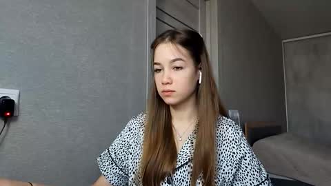 Snapshot of lydabitting chatting on 12/18/25, 01:33 Mia online show from 12/18/25, 01:33