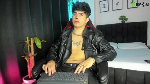Lyle Bennett Freelance Model online show from 05/24/26, 01:05