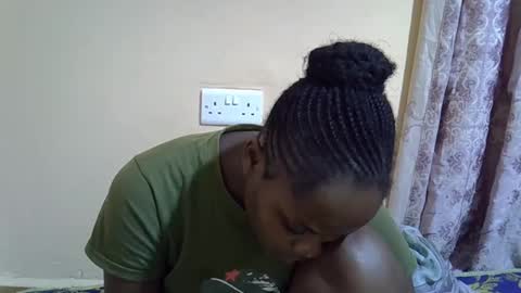 lyn_anna online show from 10/13/25, 07:52