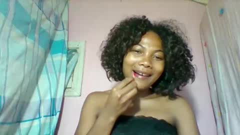 lyndah19 online show from 12/21/25, 08:38