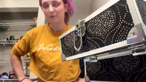 Lynn  online show from 12/14/25, 09:41