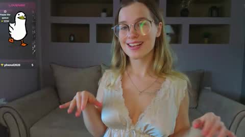 Snapshot of lynntiny chatting on 10/29/25, 01:35 Lynn online show from 10/29/25, 01:35