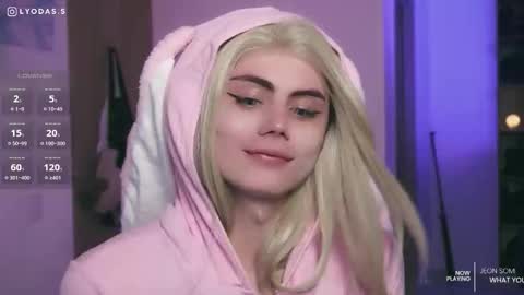 Snapshot of lyodass chatting on 10/21/25, 12:44 Lyodass online show from 10/21/25, 12:44