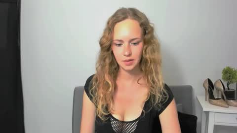 Snapshot of lyrafantasy chatting on 09/10/25, 04:07 Lura online show from 09/10/25, 04:07