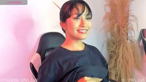 lyralux10 online show from 11/18/25, 11:15