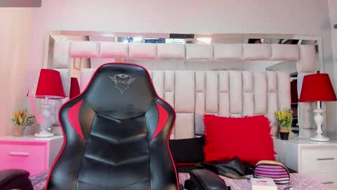 Snapshot of lyzzi_smith01 chatting on 09/16/25, 07:37 Lizzy smith online show from 09/16/25, 07:37