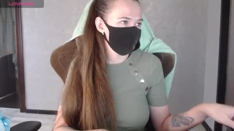 Snapshot of m00n8kiki chatting on 10/20/25, 06:25 Ksu online show from 10/20/25, 06:25