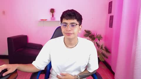 Snapshot of maax_18 chatting on 04/08/26, 01:55 Max online show from 04/08/26, 01:55