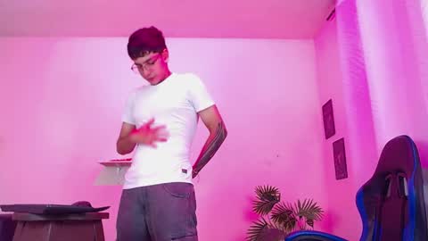 Snapshot of maax_18 chatting on 04/09/26, 02:00 Max online show from 04/09/26, 02:00