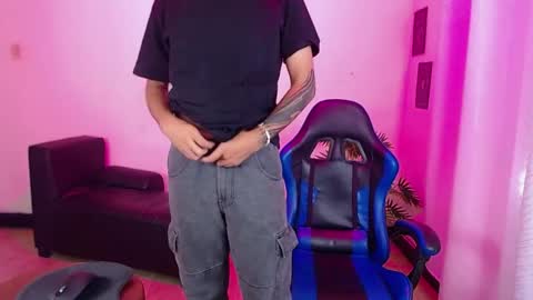 Snapshot of maax_18 chatting on 04/10/26, 01:49 Max online show from 04/10/26, 01:49